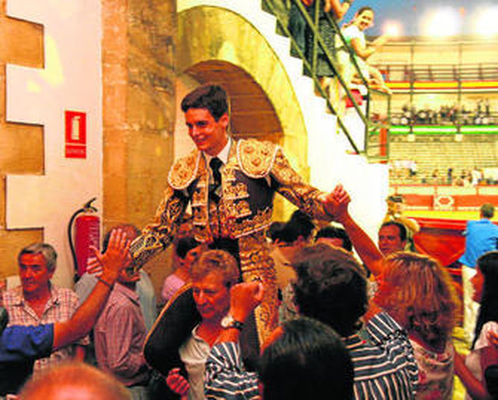 David Galván saliendo a hombros por la puerta grande de la Plaza Real, en la novillada de Cebada Gago.