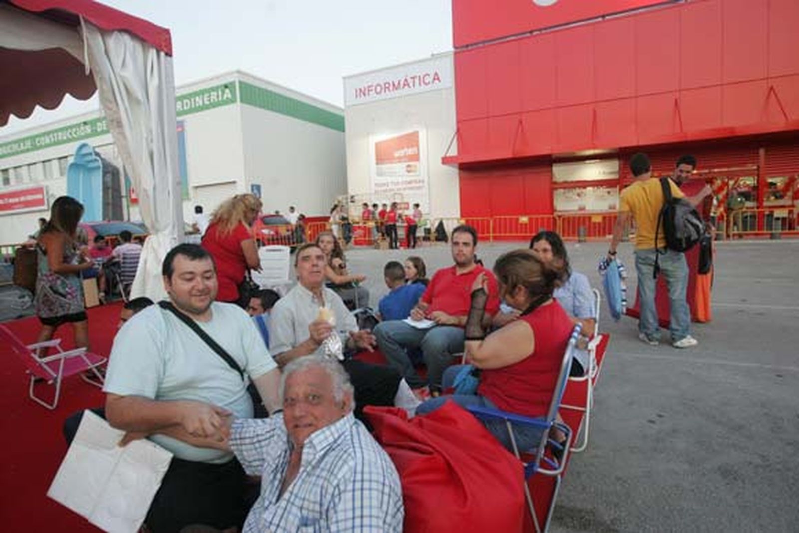 Multitud de personas se agolparon a las afueras de las instalaciones a la espera de la apertura de la nueva tienda Worten instalada en Las Marismas, en la localidad de Los Barrios

Foto: Vanessa Perez