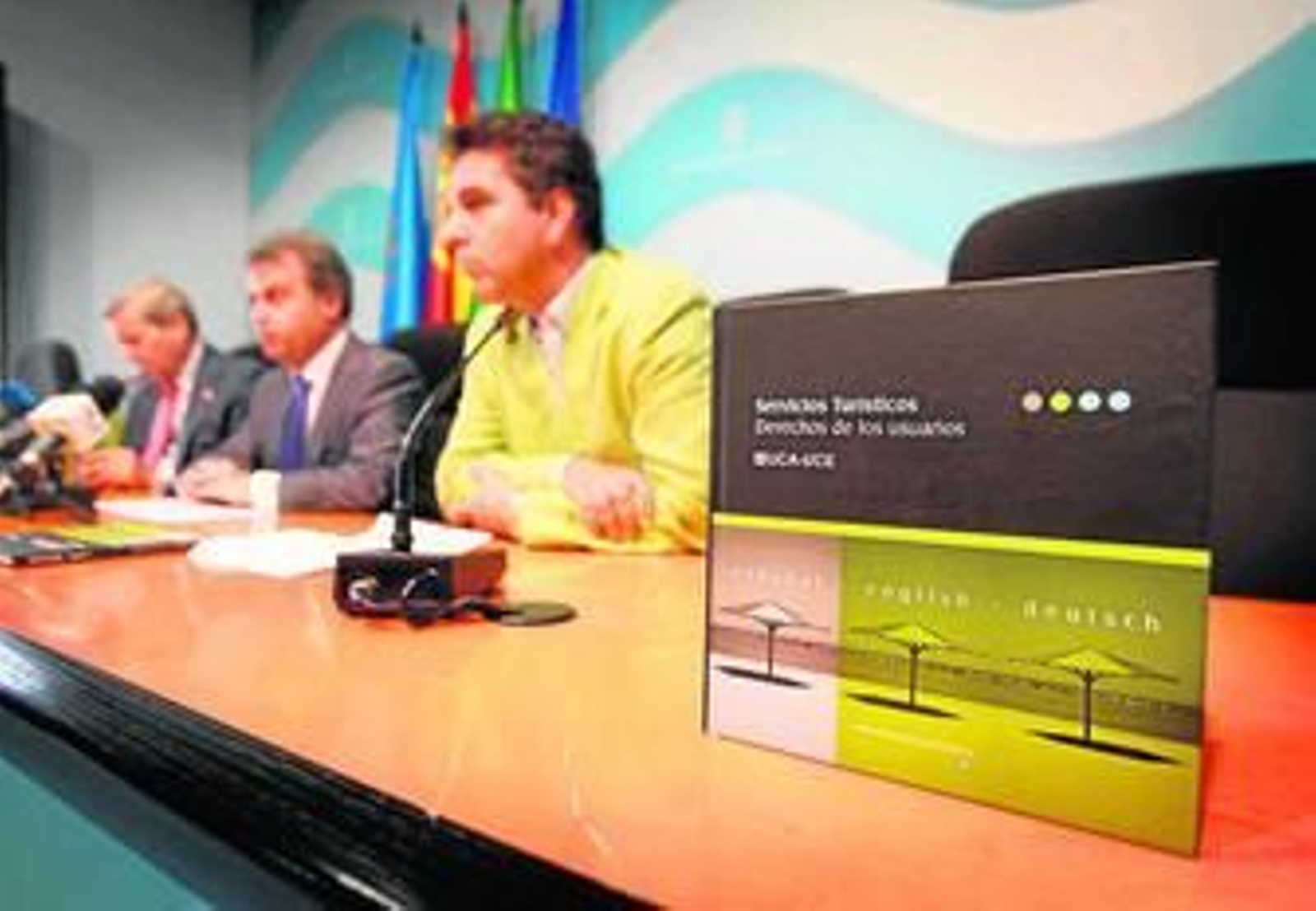 En primer término la guía presentada ayer. Tras ella, Miguel Ángel Ruiz, Antonio Real y De María. En primer término la guía presentada ayer. Tras ella, Miguel Ángel Ruiz, Antonio Real y De María.