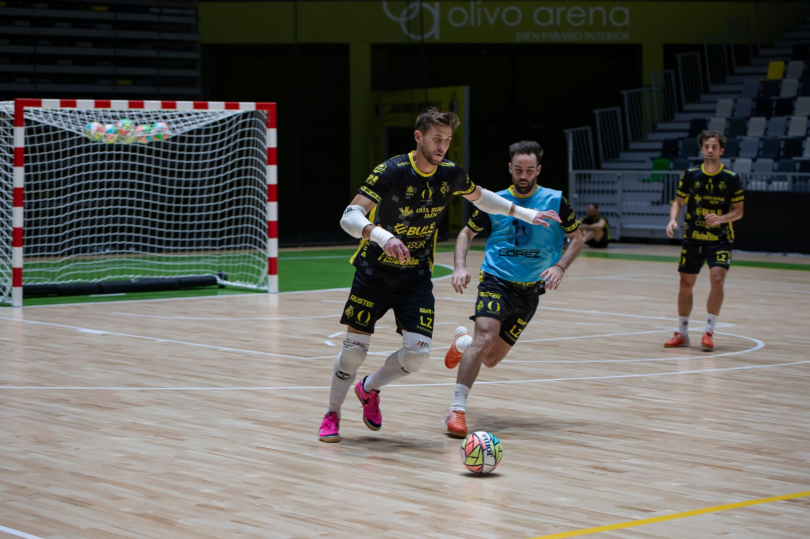 Momentos durante el entrenamiento del Jaén Paraíso Interior FS esta semana
