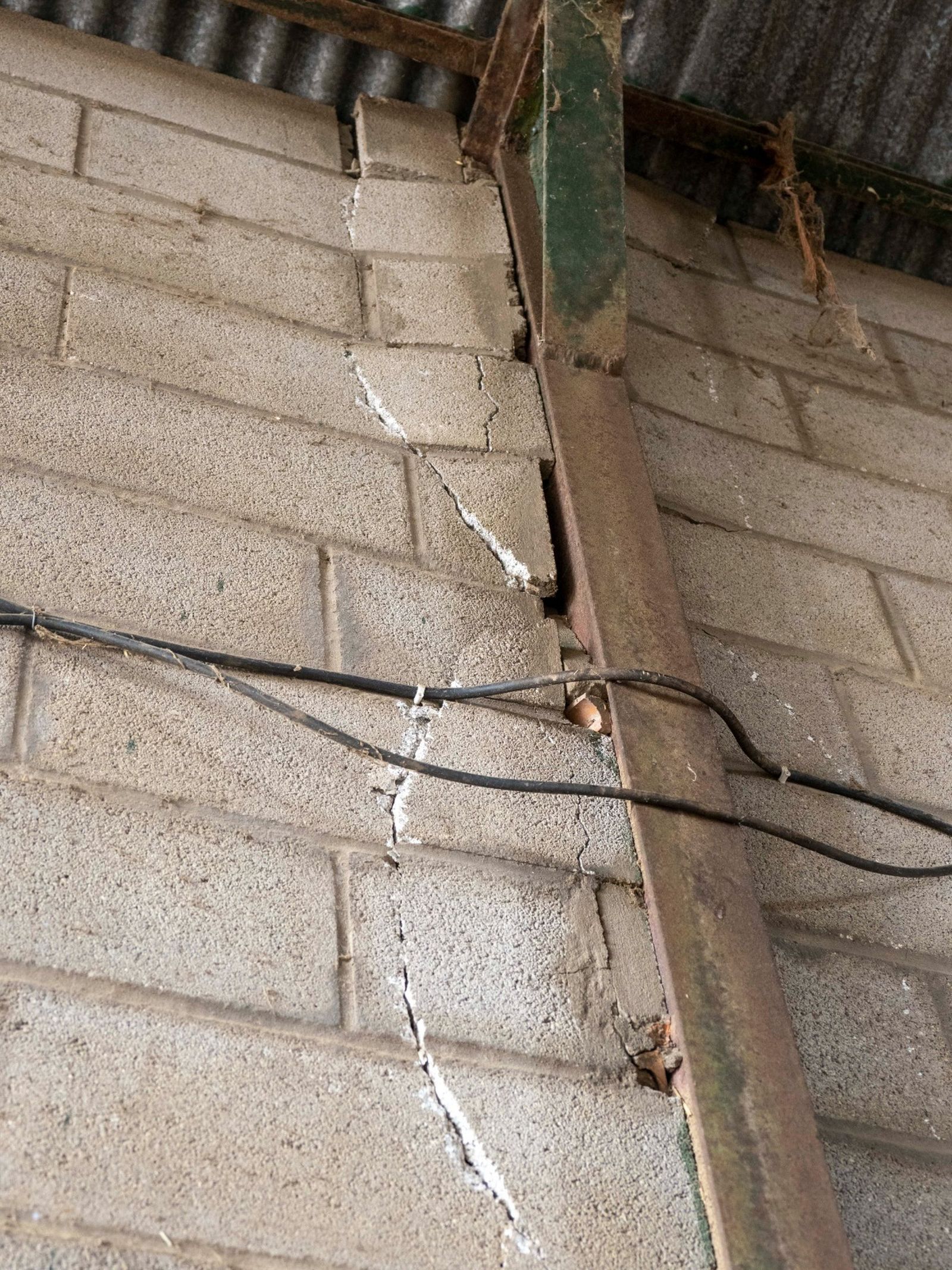 Imágenes de los destrozos provocados por un tornado en Villanueva de los Castillejos