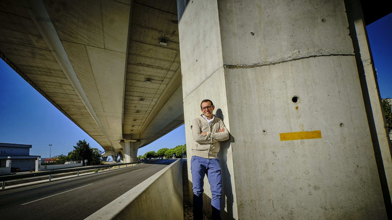 El abogado y ex concejal Ricardo Jiménez, bajo una de las vías que conecta la barriada con el puente de la Constitución y con el acceso al Carranza.