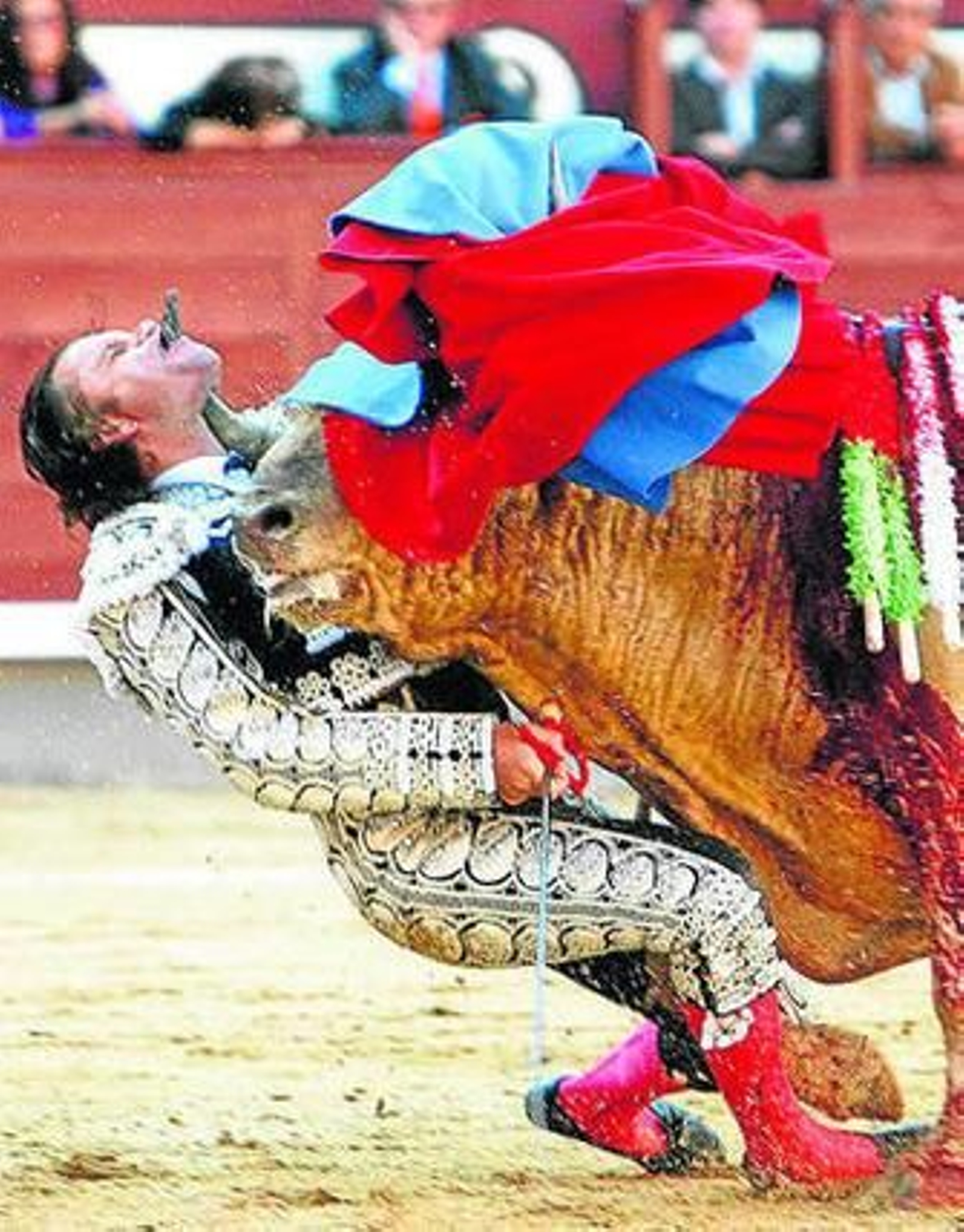 Un toro taladra el cuello a Aparicio