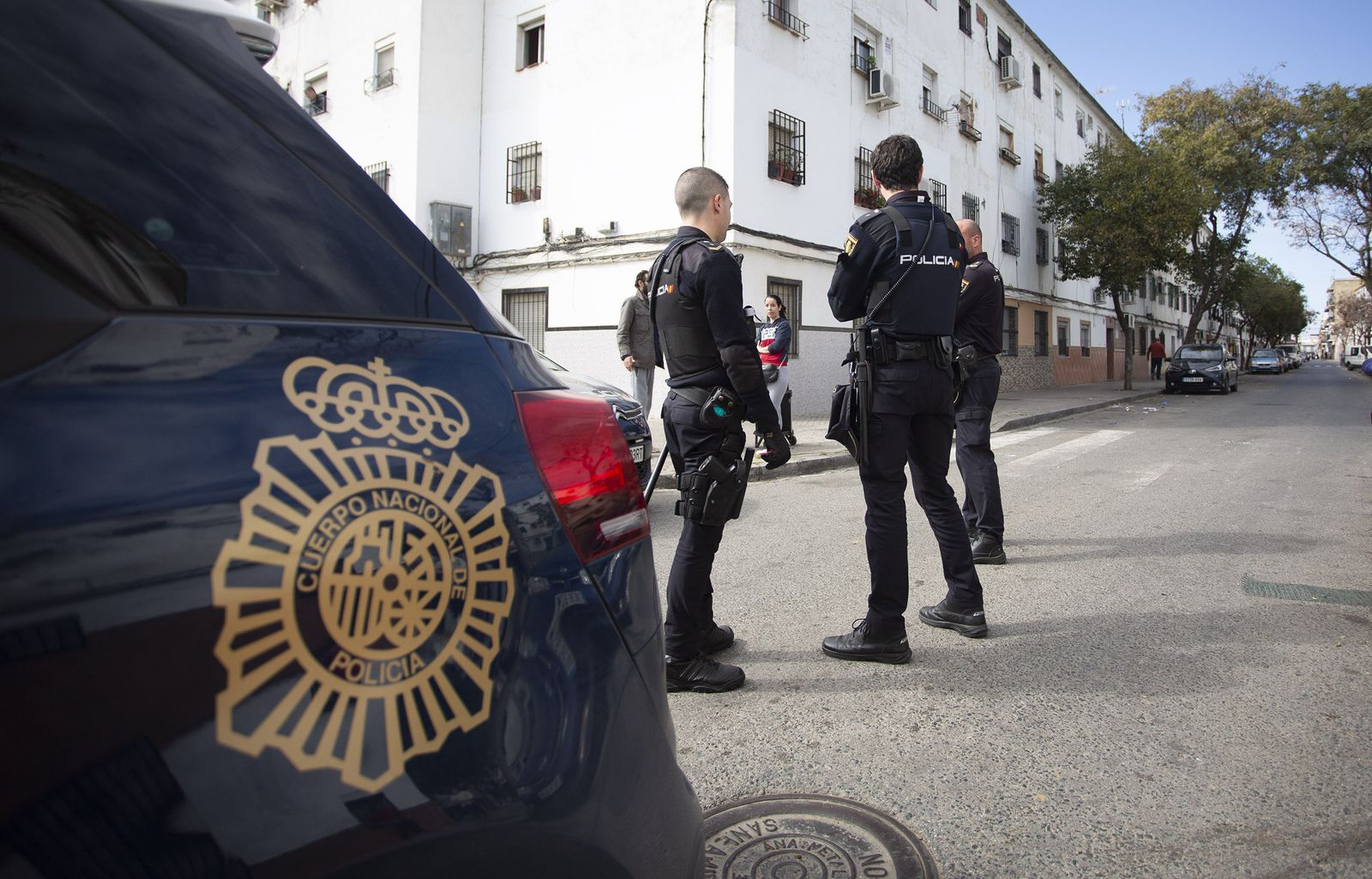 Policías nacionales en Torreblanca.