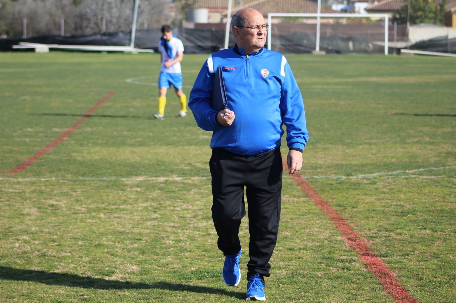 El delegado del Recreativo camina sobre el césped del Marcos Monge.