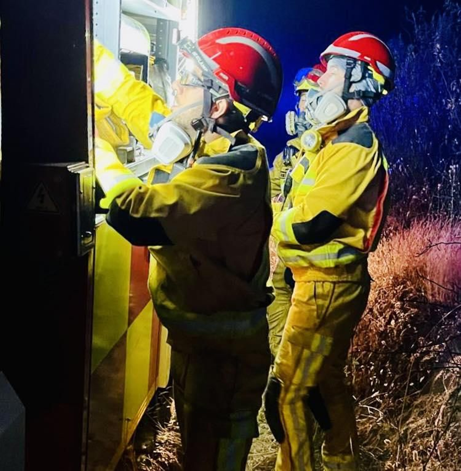 Así es el trabajo de los bomberos y equipos de extinción en el incendio de Andújar, en imágenes