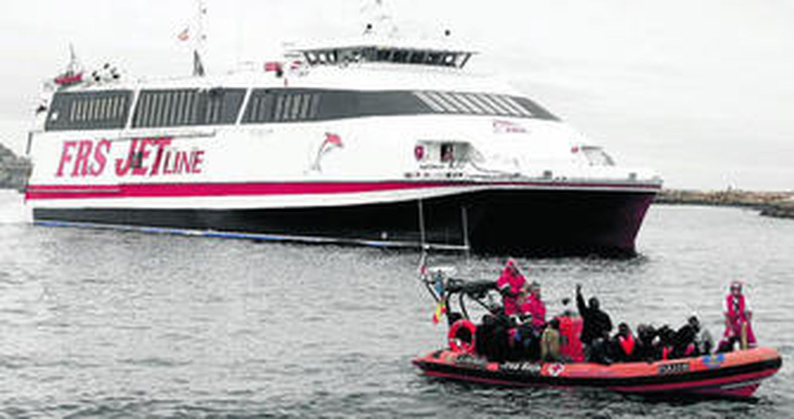 El 'Algeciras Jet', en el puerto de Tarifa junto a la embarcación 'Hermes' de Cruz Roja tras una operación de salvamento de inmigrantes en 2012.