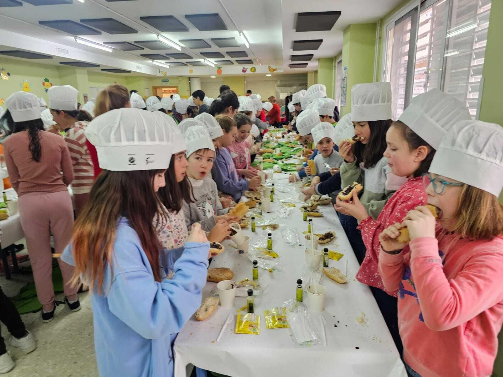 Desayuno saludable de UPA desayuno saludable para 340 alumnos del Colegio Nuestra Señora de la Capilla