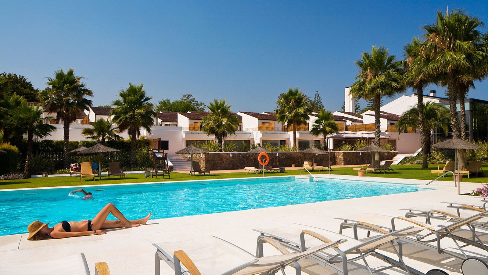 Piscina del hotel Encinar de Sotogrande.