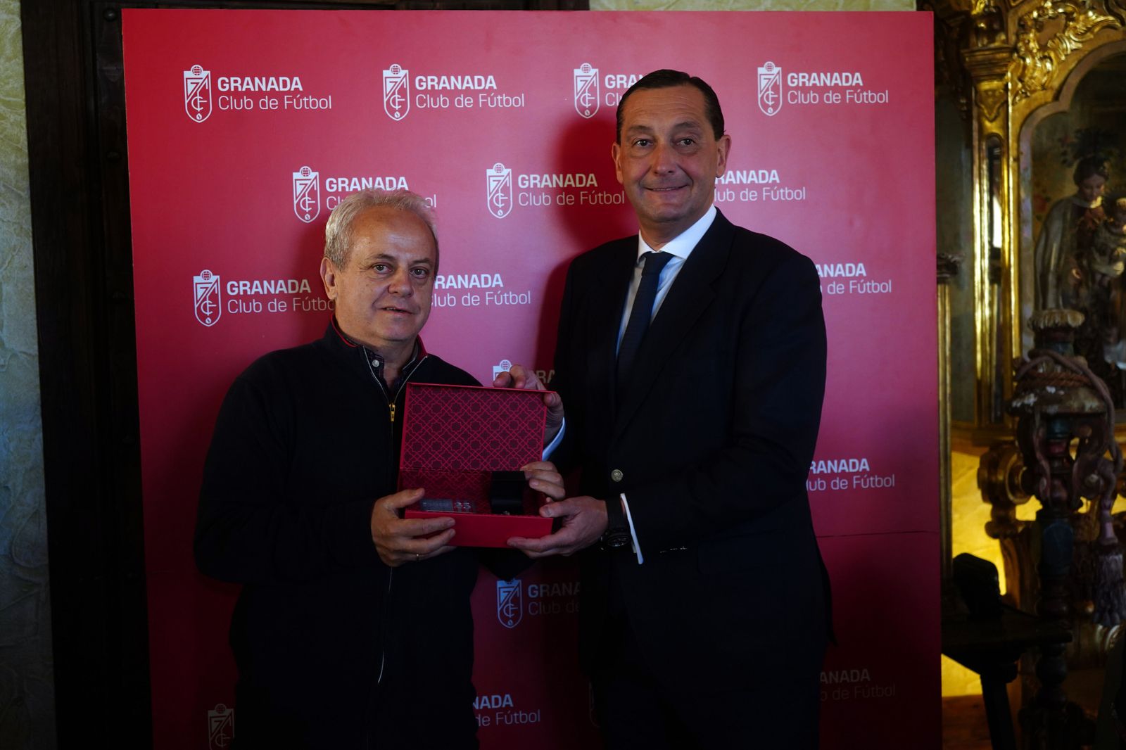 Las mejores imágenes del acto a los abonados del Granada CF con 25 y 50 años de antigüedad