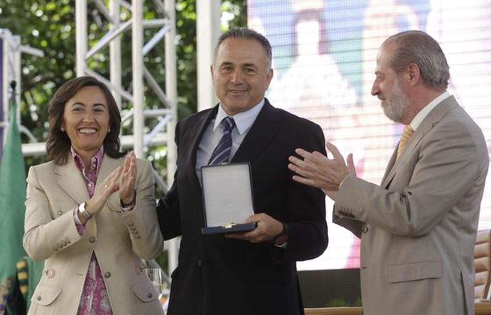 El ex futbolista Rafael Gordillo recibió la Medalla de Oro de la Provincia en reconocimiento a su exitosa trayectoria deportiva, en la que fue internacional en 75 ocasiones. 

Foto: Belen Vargas