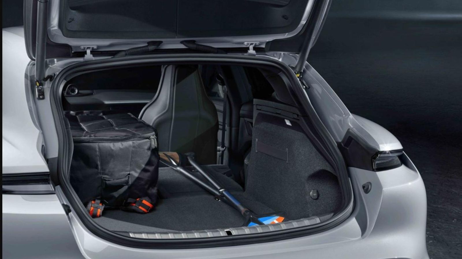 El Taycan gana versatilidad con el el portón trasero de acceso al maletero.