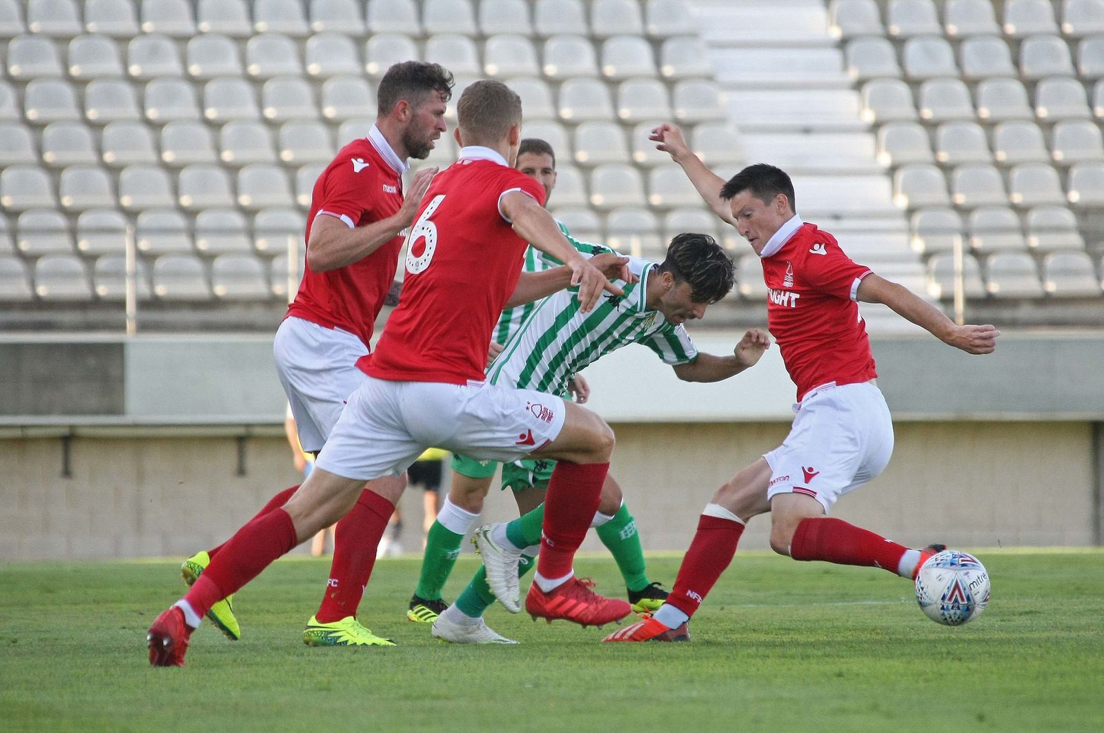 El amistoso Real Betis-Nottingham Forest, en imágenes