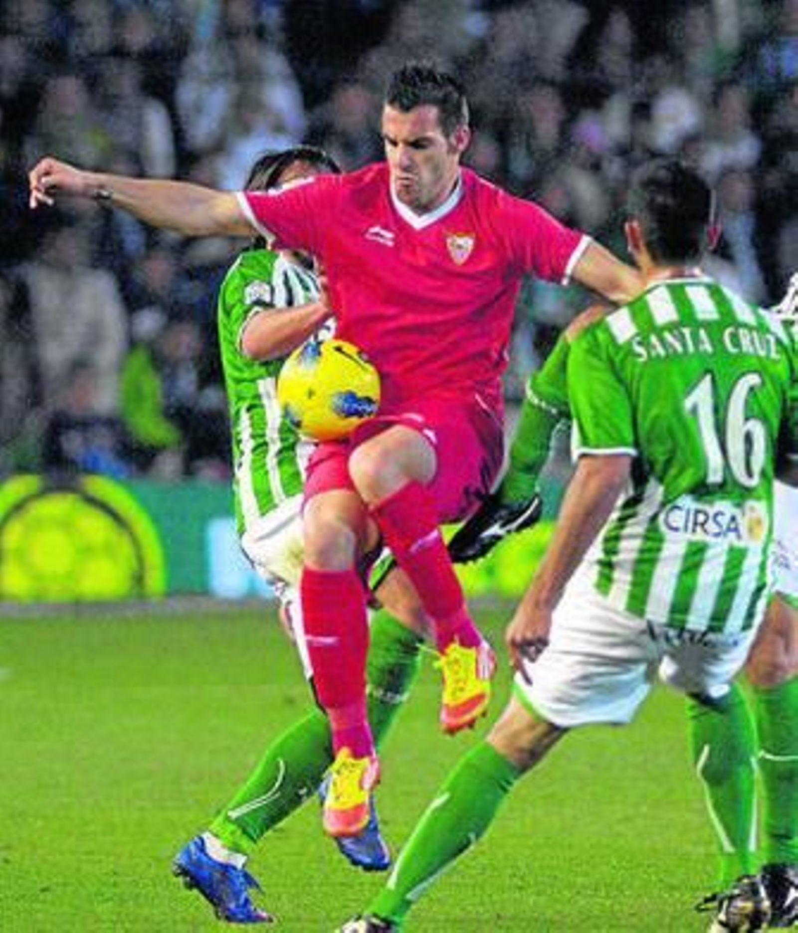 Negredo controla presionado por Beñat y Santa Cruz.