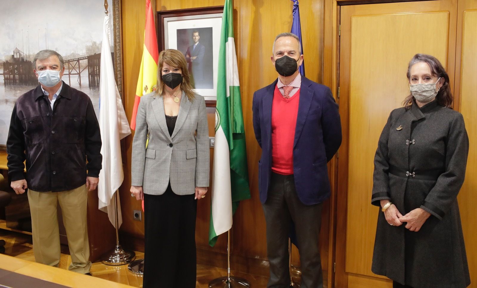 Pilar Miranda junto a los representantes de la Hermandad de Huelva.