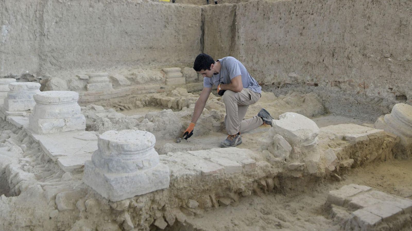 Uno de los trabajadores excava en una estancia de la villa monumental