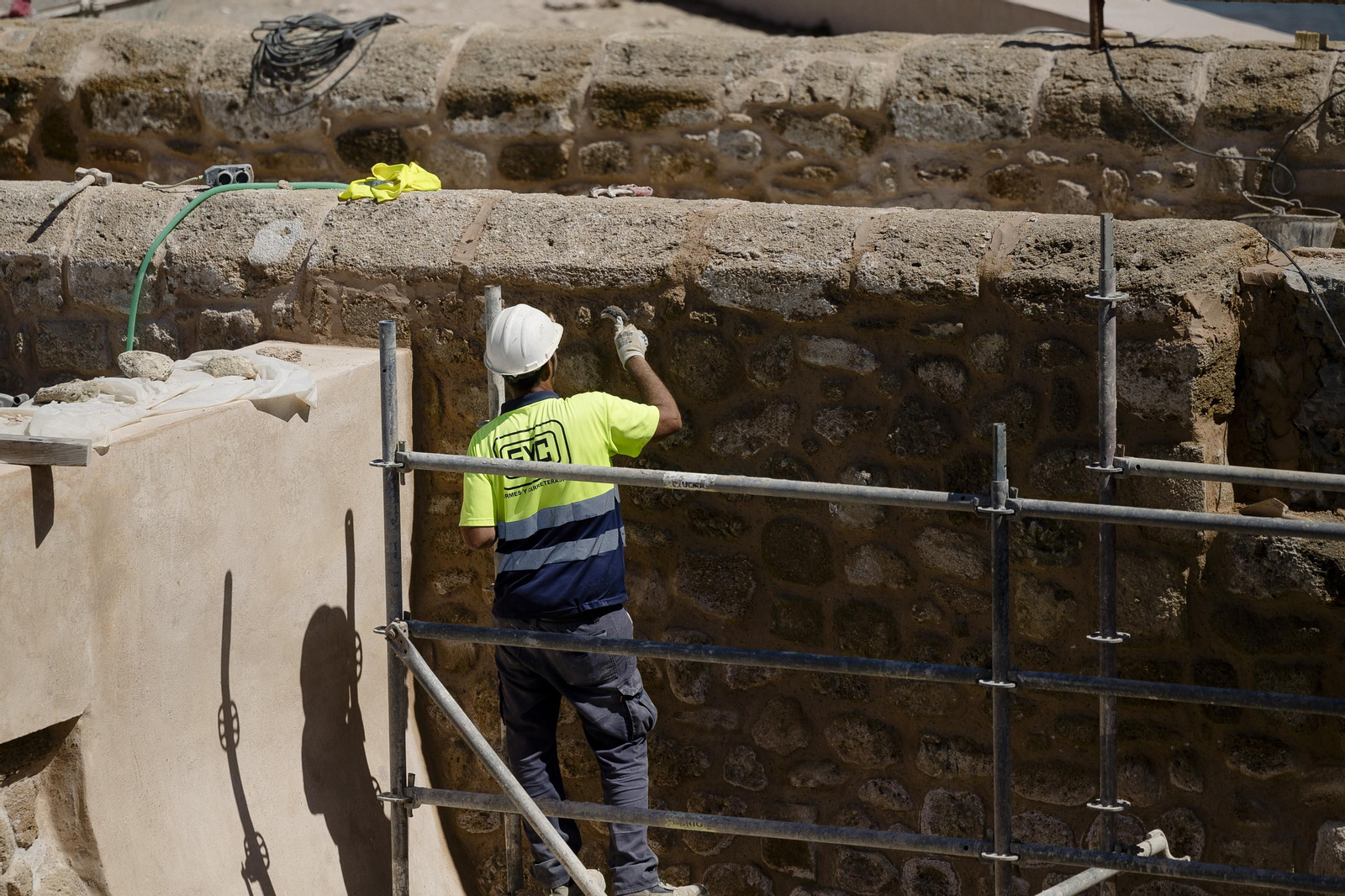 Imágenes de las obras de rehabilitación en el recinto interior del castillo de San Sebastián.