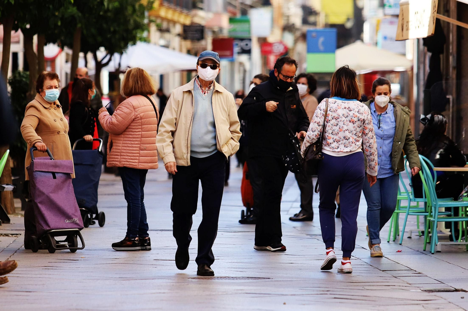 Ambiente en una calle del centro de la capital onubense.