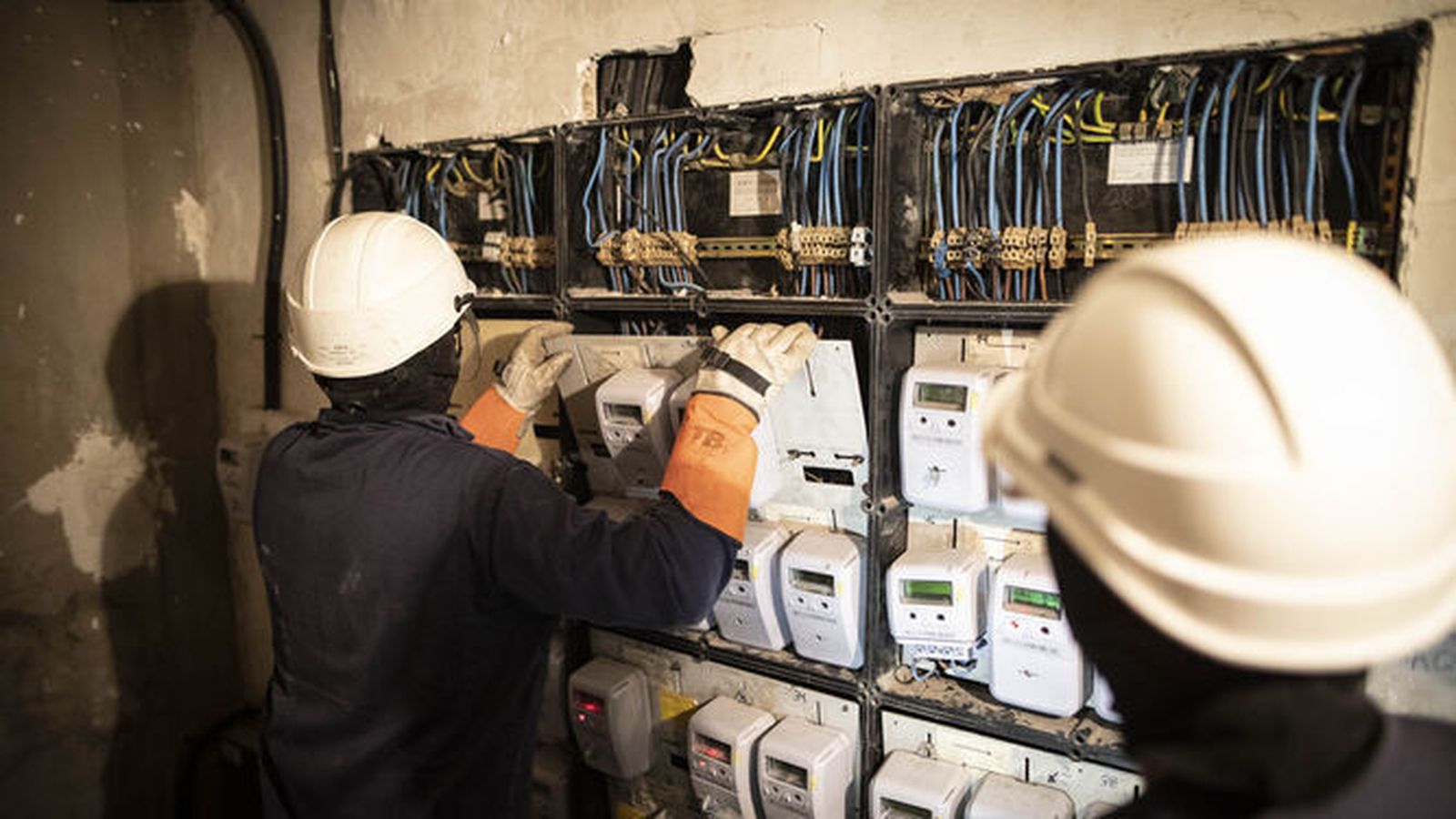 Técnicos de Endesa revisan contadores.
