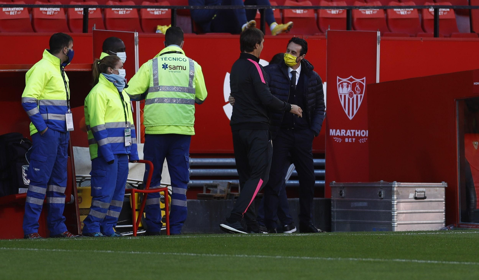 Lopetegui saluda a Emery cariñosamente justo antes del encuentro.