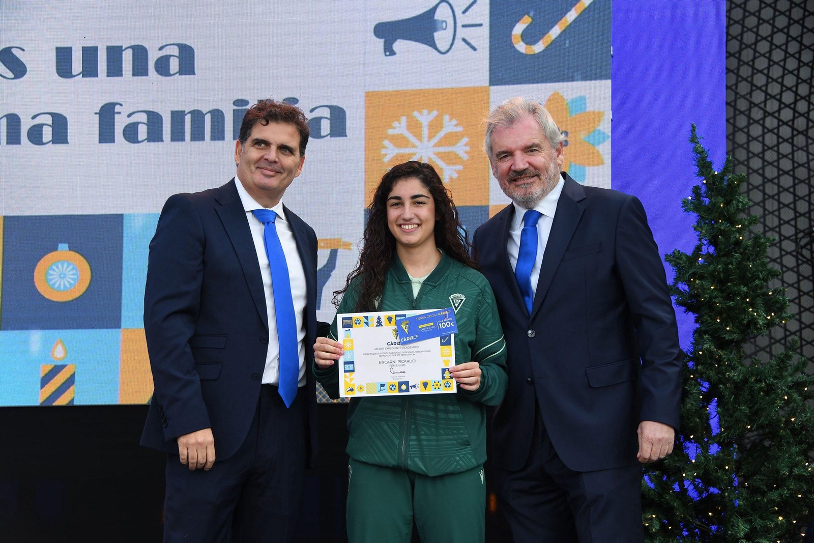 Entrega de un diploma por buen expediente académico.