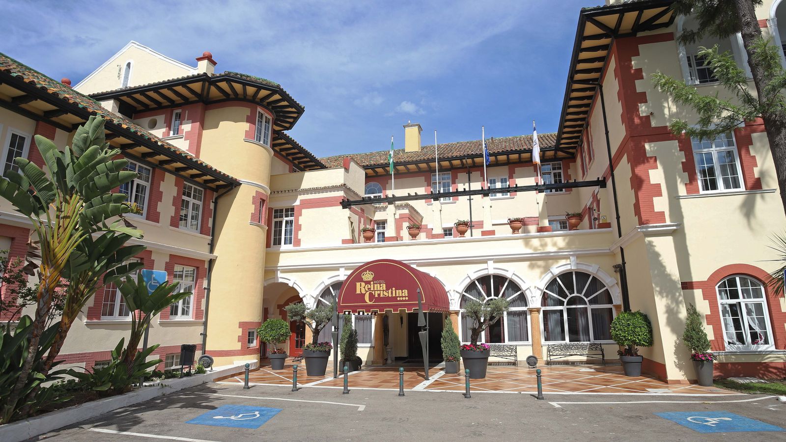 El hotel Reina Cristina.