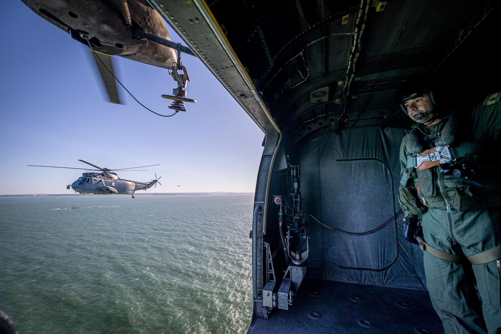 Imágenes del vuelo de despedida de los 'Sea King'  de la Quinta Escuadrilla de la FLOAN de la Armada por la Bahía de Cádiz