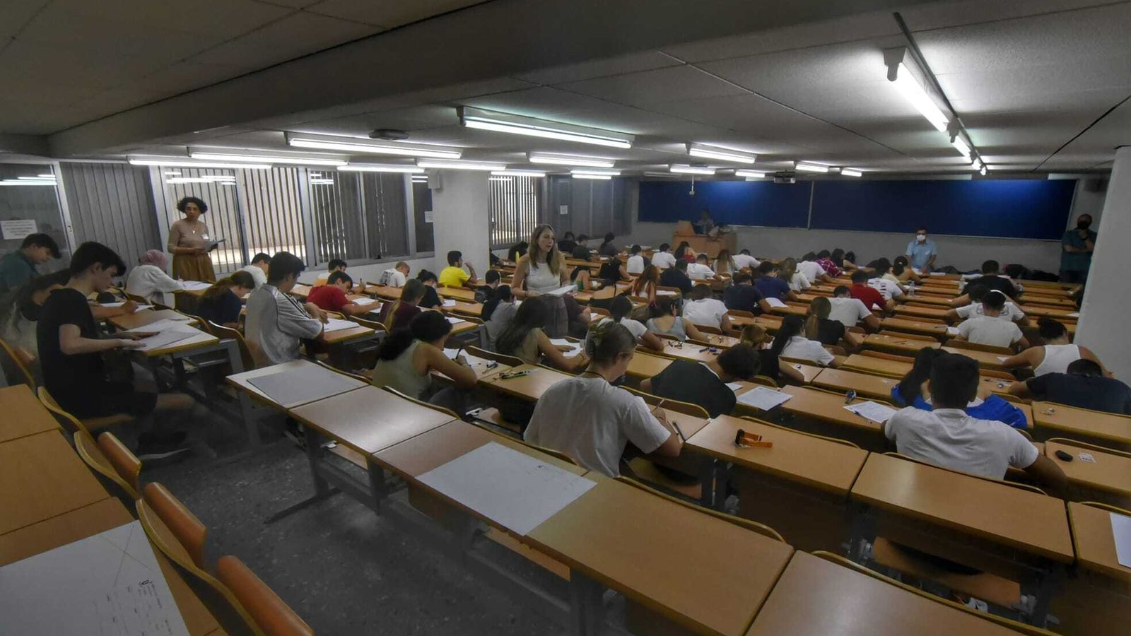 Estudiantes del Campo de Gibraltar durante el examen