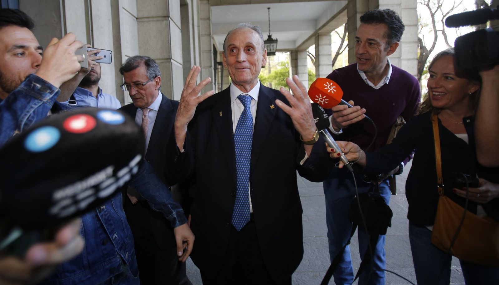 Manuel Ruiz de Lopera rodeado de periodistas a su llegada a los juzgados.