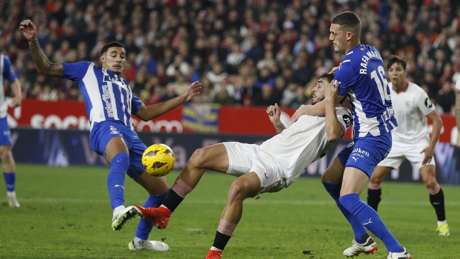 Isaac cae dentro del área en una acción con Rafa Marín.