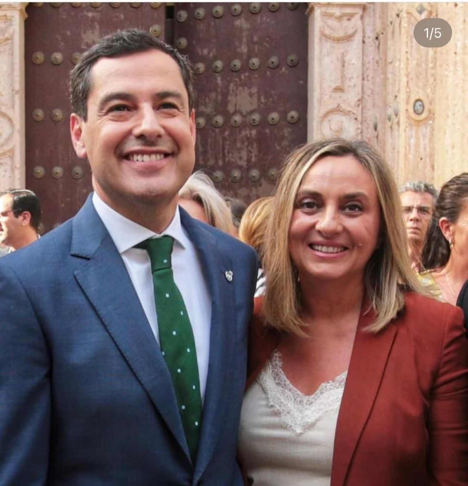 Marifrán Carazo junto a Juanma Moreno, en el Parlamento andaluz