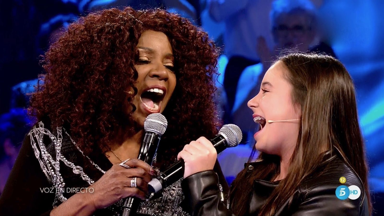 Gloria Gaynor cantando con Mar Hernández