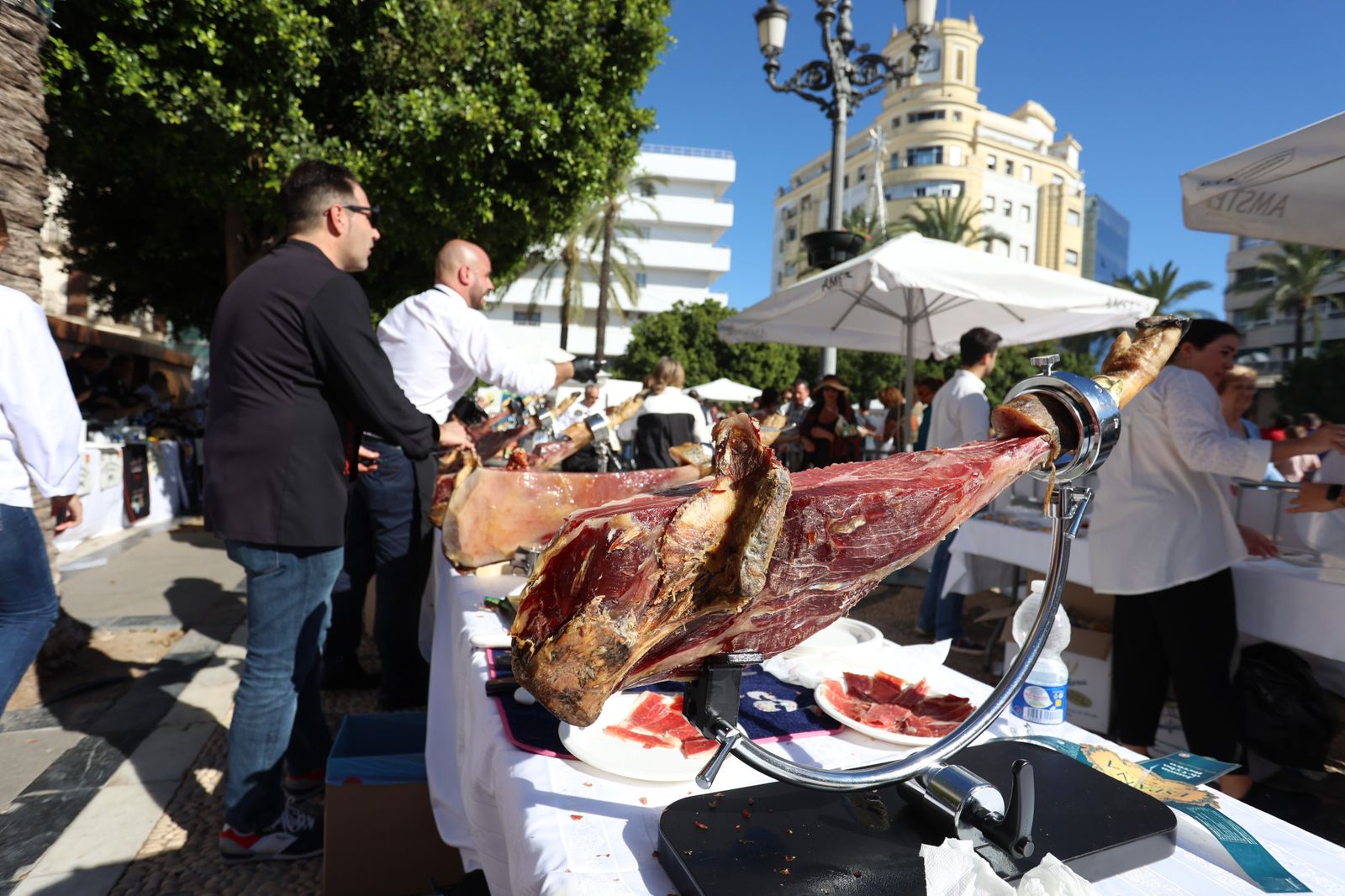 Cortadores de jamón en la plaza del Arenal a beneficio del Hogar San Juan
