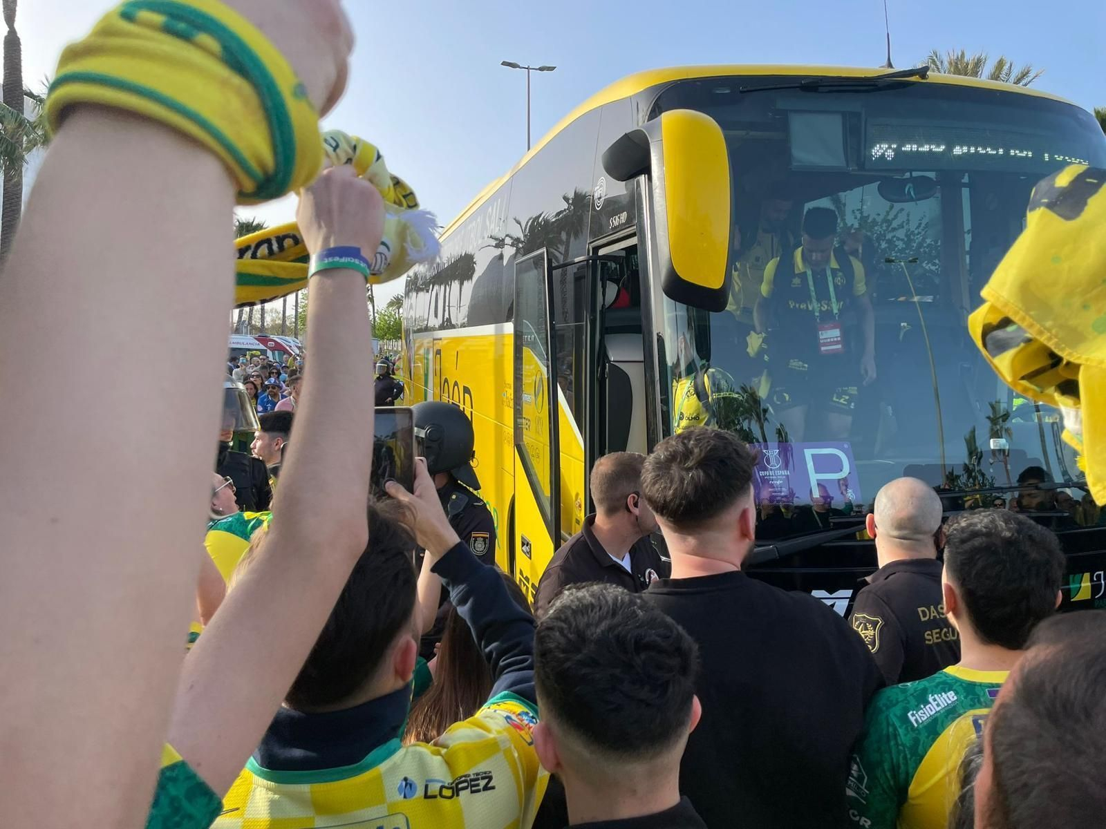 Fotogalería | La afición del Jaén Paraíso Interior FS tiñe Cartagena de amarillo