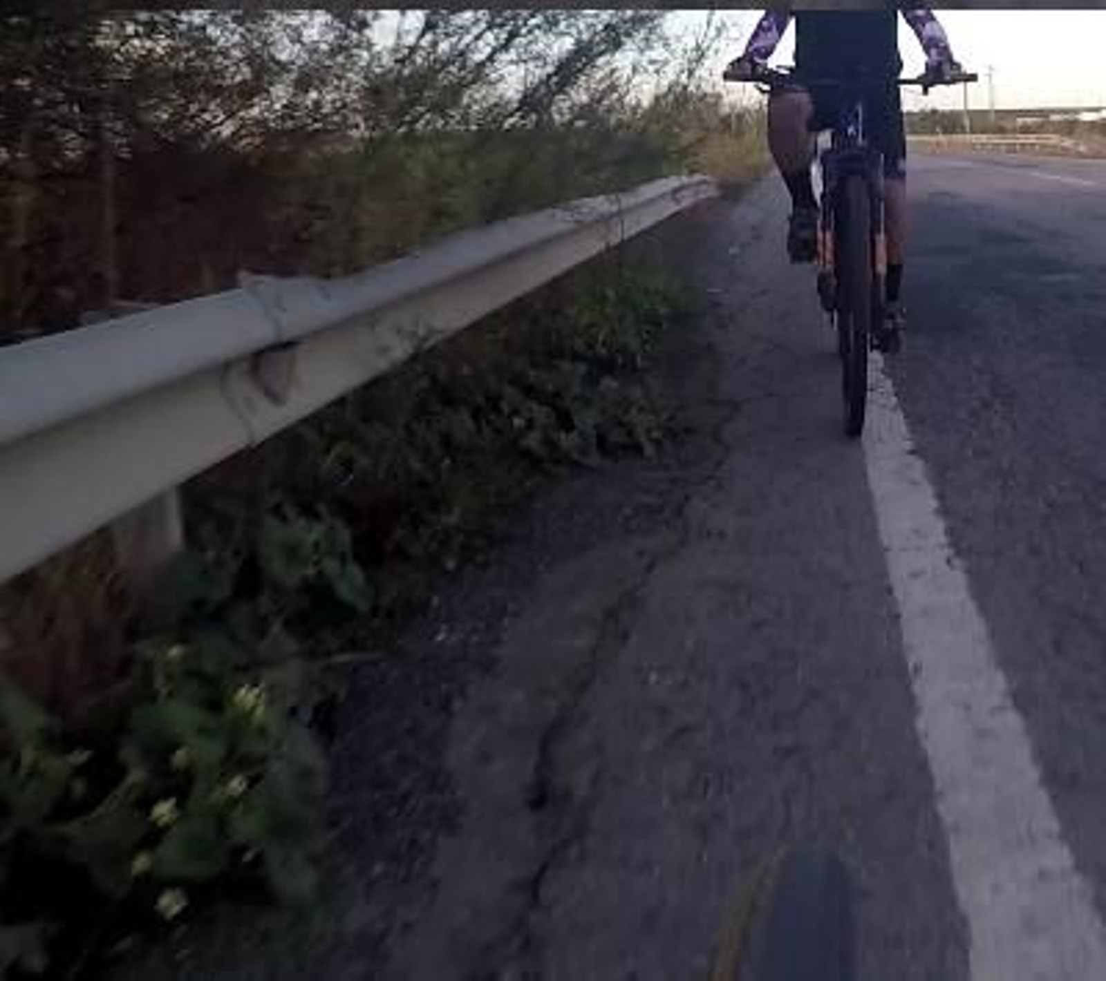 Las grietas y socavones de la carretera autonómica A-8006 de Sevilla a La Algaba y Villaverde