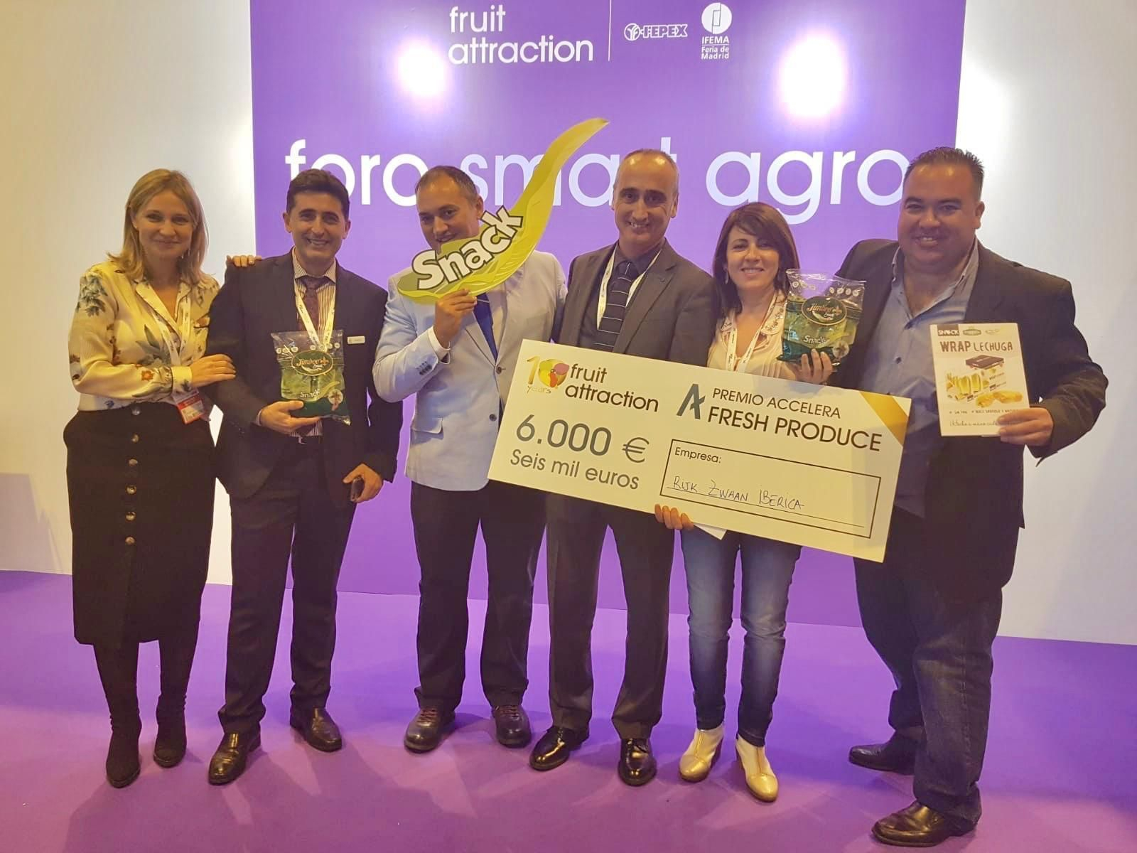 El equipo humano de Rijk Zwaan desplazado a Fruit Attraction posa con el galardón.