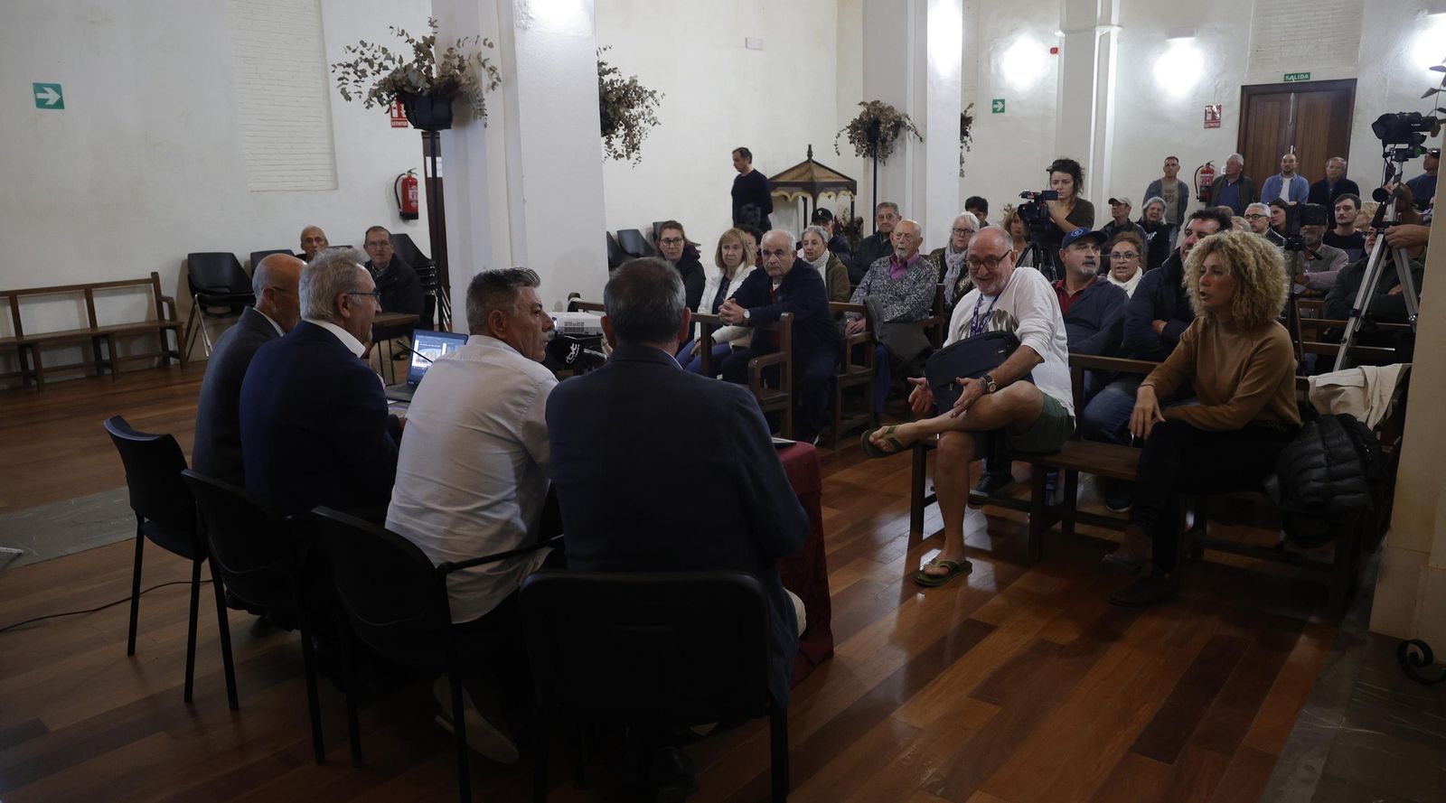 Fotos de la presentación de la guía de patrimonio de Tarifa de Andrés Sarria
