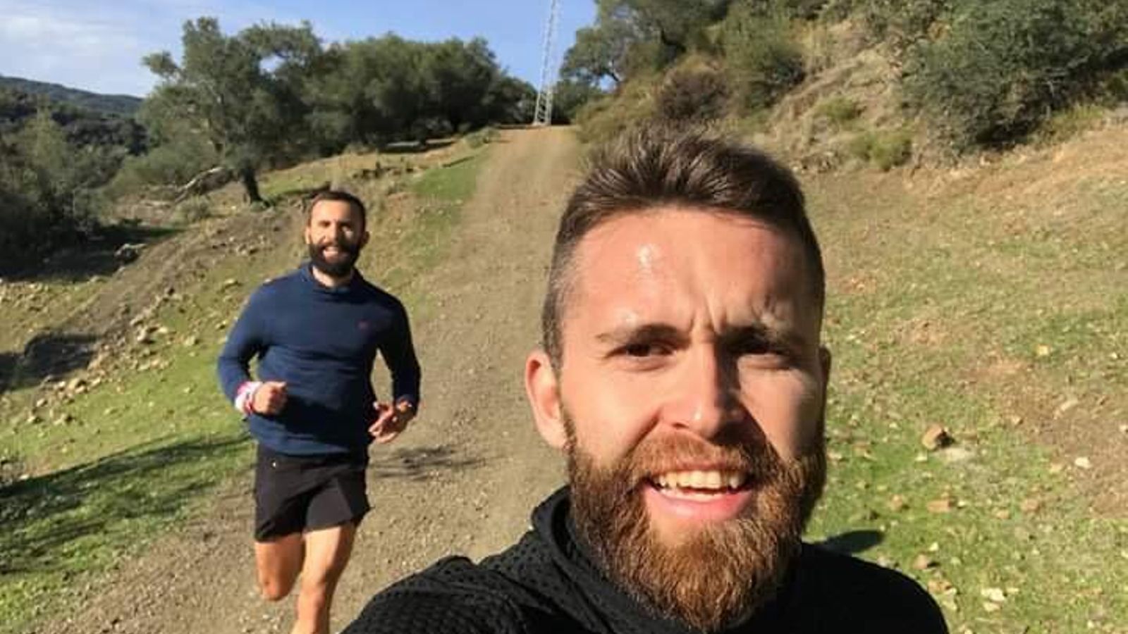 Los hermanos Miguel y Pedro Serrano, en una de sus salidas a correr por el campo.
