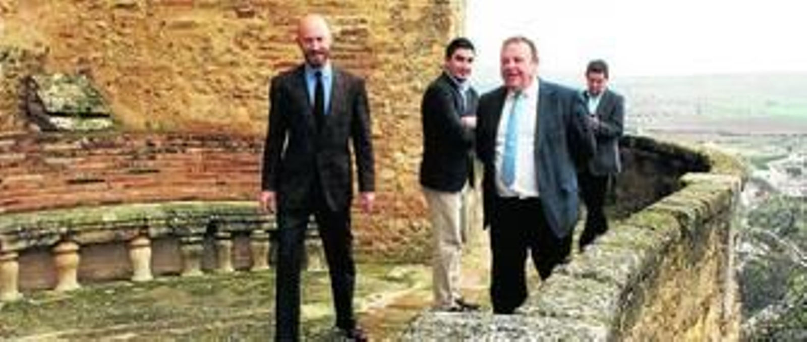 El marqués de Saavedra, Diego Mora Figueroa (izqda.), uno de los propietarios del castillo, y el alcalde de Arcos, José Luis Núñez, firmaron ayer un convenio para favorecer las visitas guiadas.