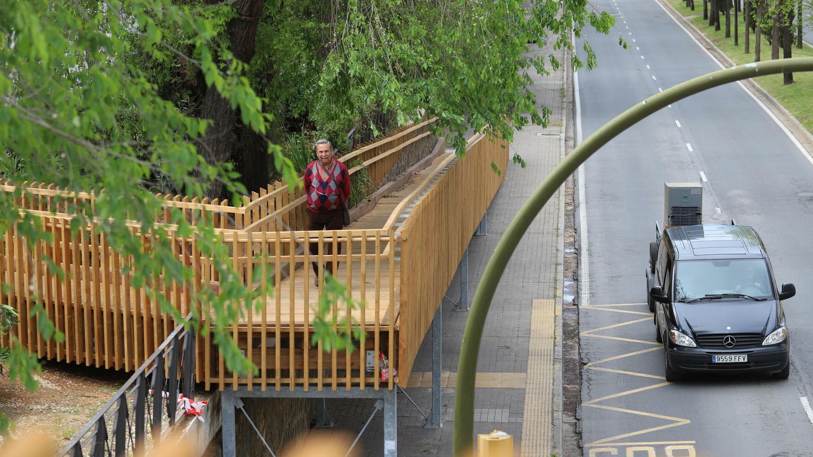 La pasarela ocupa parte del acerado.