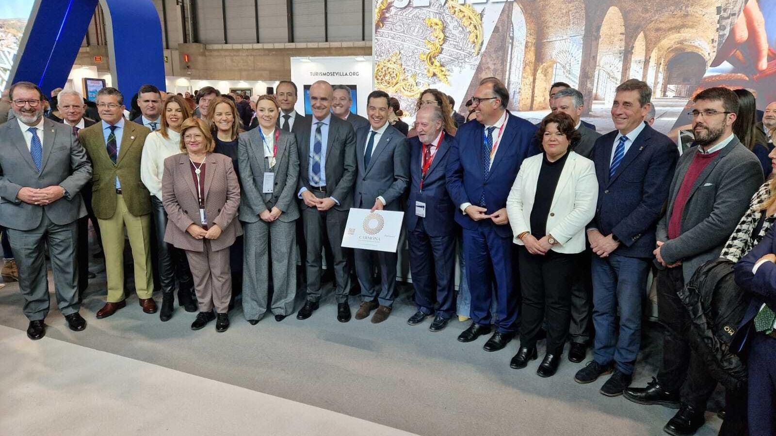 Visita de Juanma Moreno al stand de Sevilla