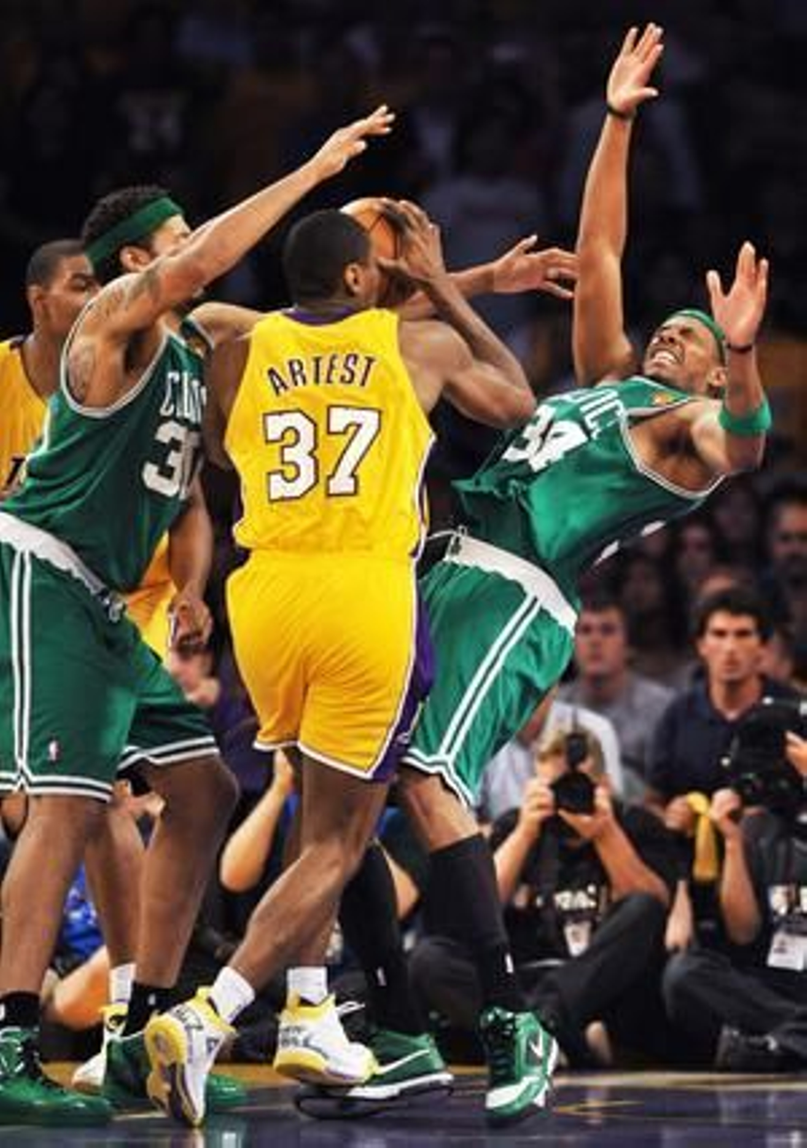 Los Angeles Lakers se alzaron con su decimosexto anillo tras vencer a Boston Celtics (83-79) en el séptimo partido de la final de la NBA.

Foto: Agencias