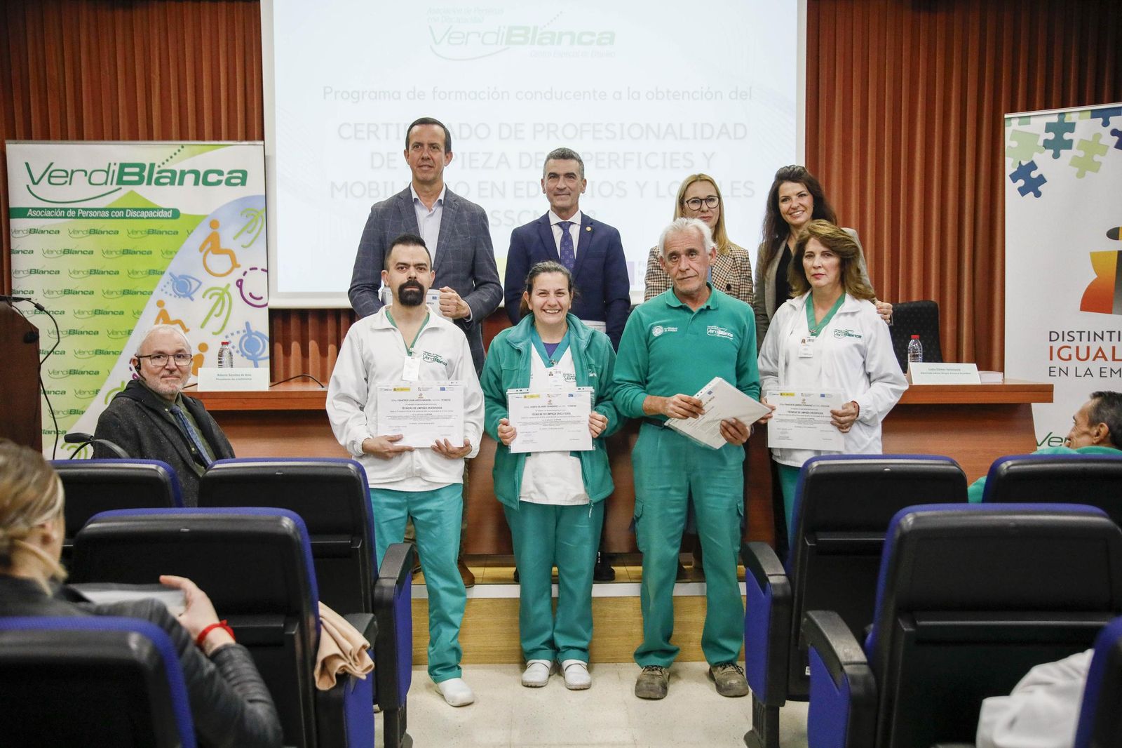 Imágenes de la enterga de certificado de profesionalidad de limpieza de superficies y mobiliarios de VerdiBlanca en la Universidad de Almería