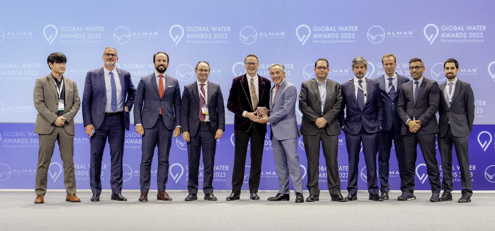 La delegación de Aqualia que está participando en el Global Water Summit 2023, recibió el premio de manos de Chistopher Gasson, CEO de GWI .