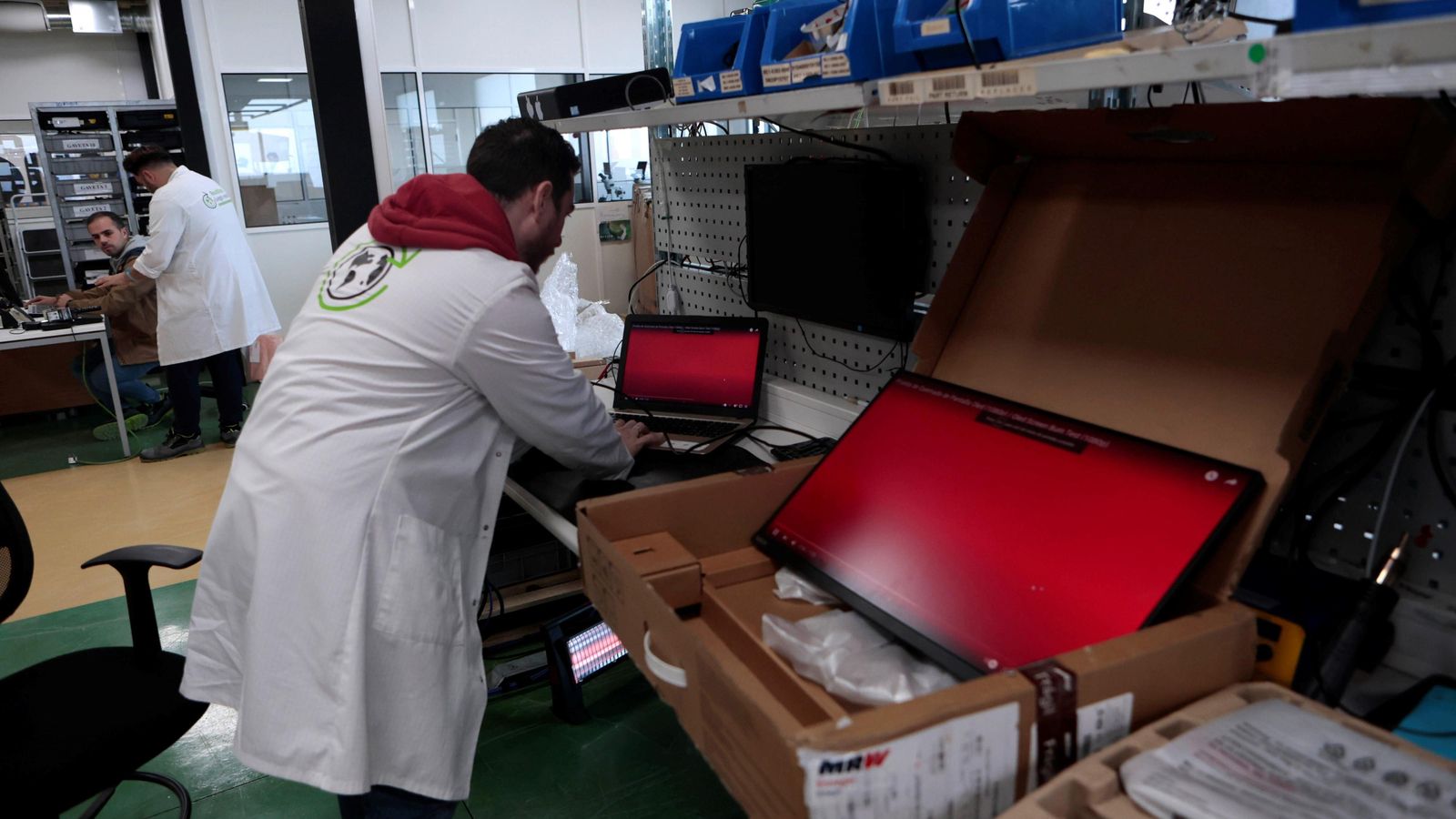 Un trabajador de la compañía revisa el estado de una pantalla.