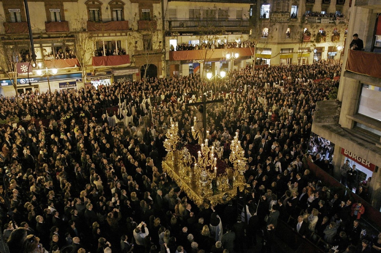 El Cristo de la Expiración llegando a la Campana en el año 2008 ante una gran expectación.