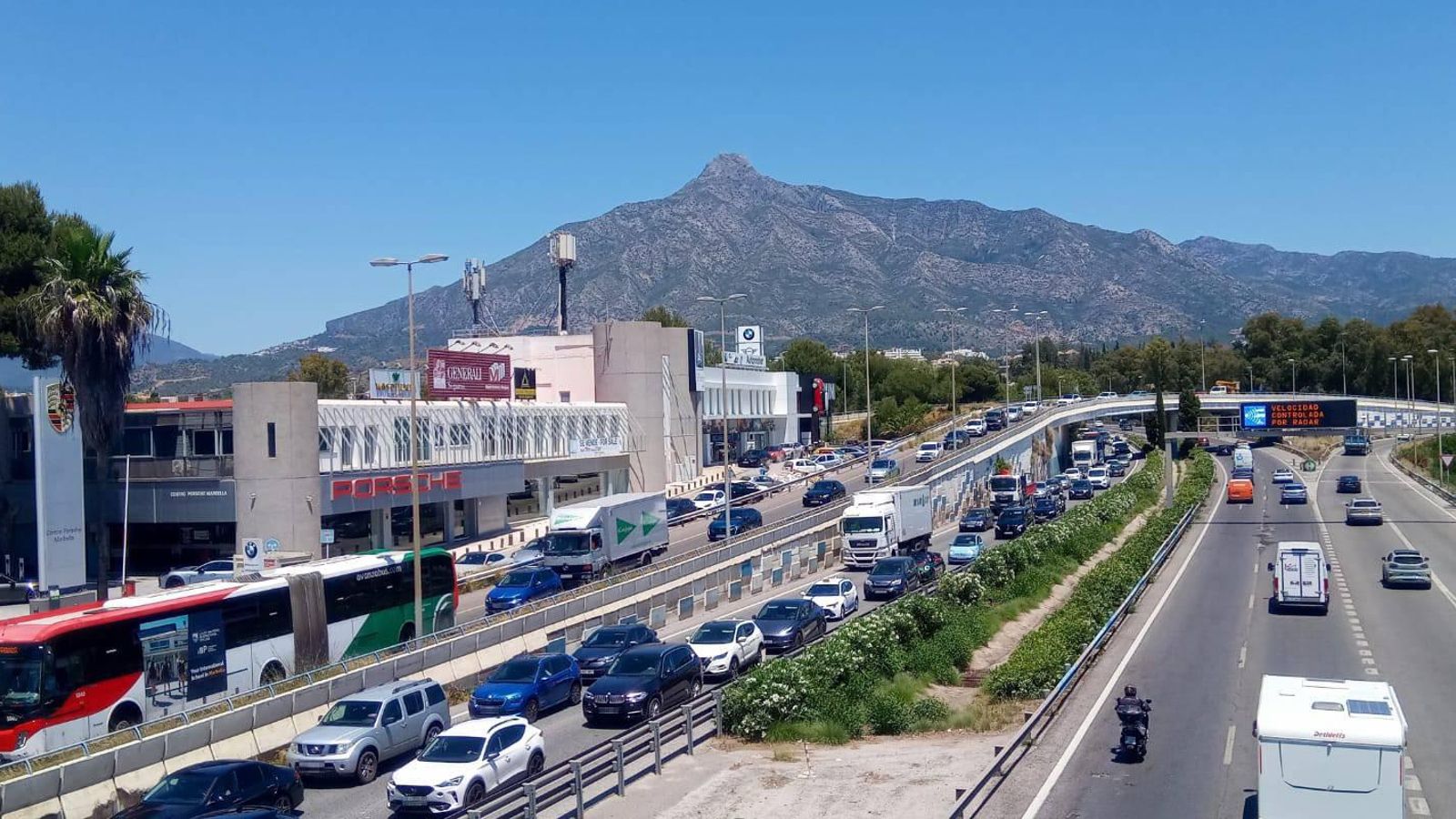Un atasco en la A-7 a la altura de Puerto Banús. Un atasco en la A-7 a la altura de Puerto Banús.