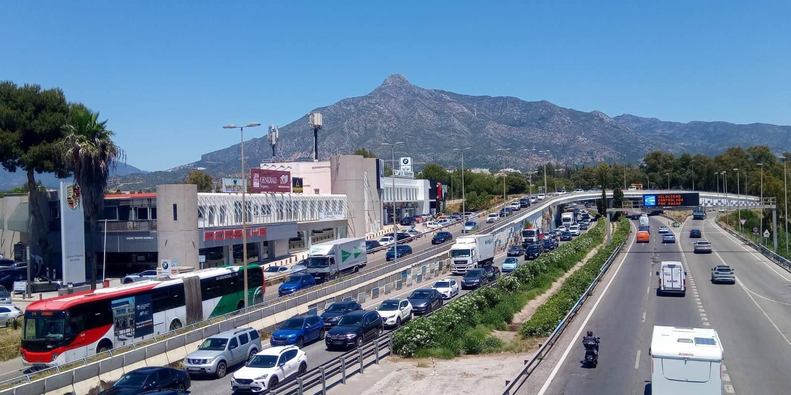 Un atasco en la A-7 a la altura de Puerto Banús.