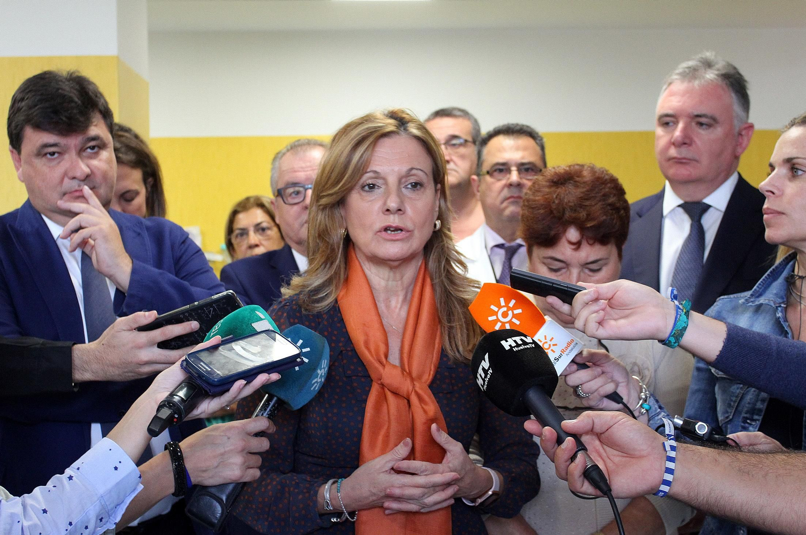 Imágenes de la visita de la consejera de Salud, Marina Alvarez, a los dos nuevos quirófanos que estrenará el Hospital Infanta Elena.