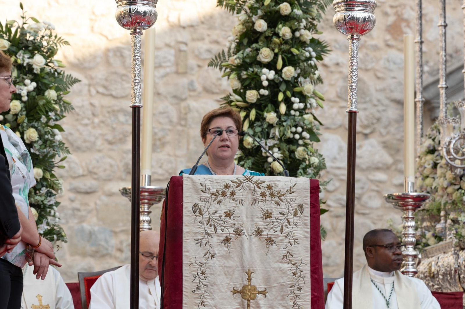 Santa Ana, patrona de Torredelcampo, recibe el bastón de mando como Alcaldesa Perpetua.